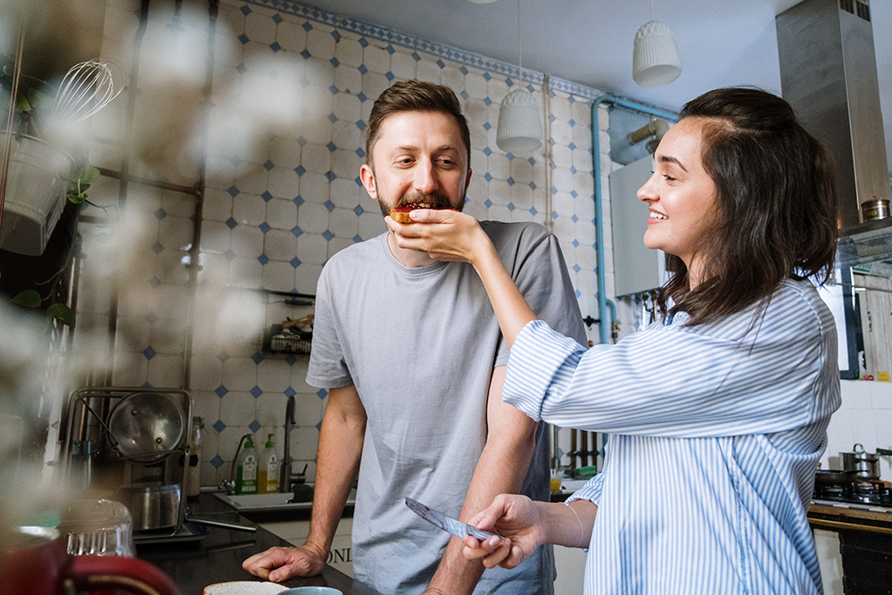 couple making breakfast
